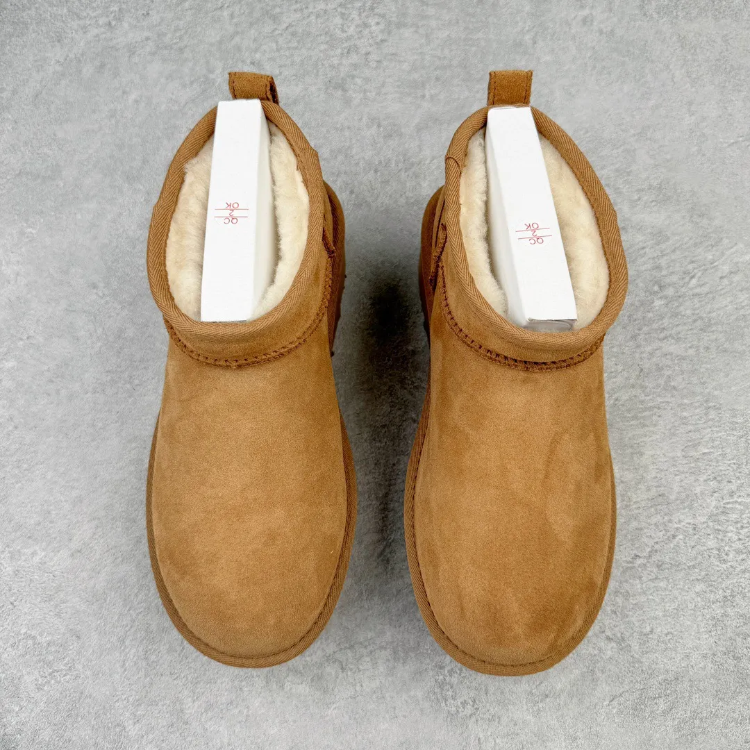 Pick up locally 💰520 UGG 5092 Zhou Dongyu Mini thick-soled autumn and winter sheep fur integrated snow boots. All shoes are made from ZP. Longfeng A-grade Australian imported sheep fur integrated brand OEM production line. Fully follow the ZP process. OEM original pattern maker. Adhering to the principle of no original shoes and no development selection. Pay attention to every detail. The most authentic version on the market. TREADLITE "Light Wing" technology outsole. Lightweight/durable/flexible/pile size: 35 36 37 38 39 40 Coding: by2936090